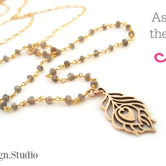 Jane the Virgin, Season 3 (2016) – Peacock Feather & Labradorite Rosary Chain Necklace