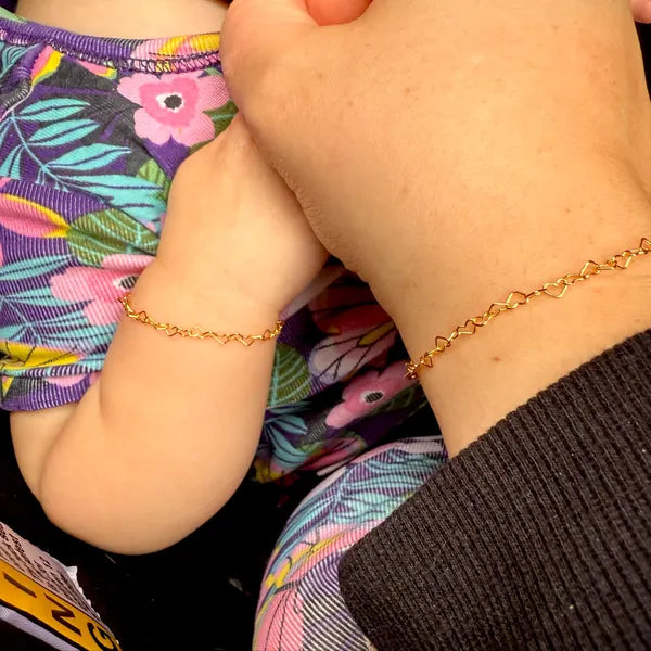 close up of mommy and me heart bracelets